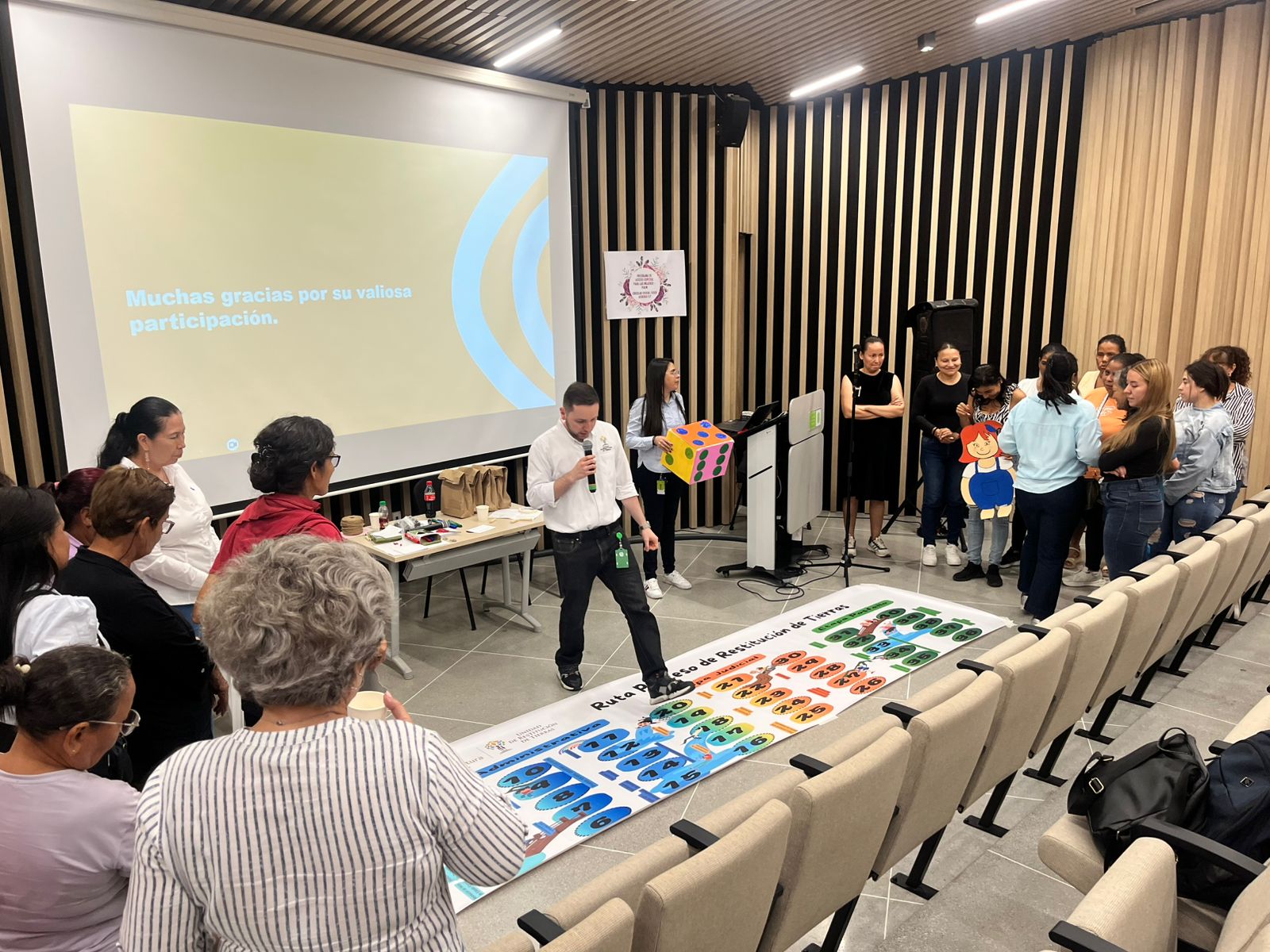 Actividad lúdica de explicación del proceso de restitución de tierras