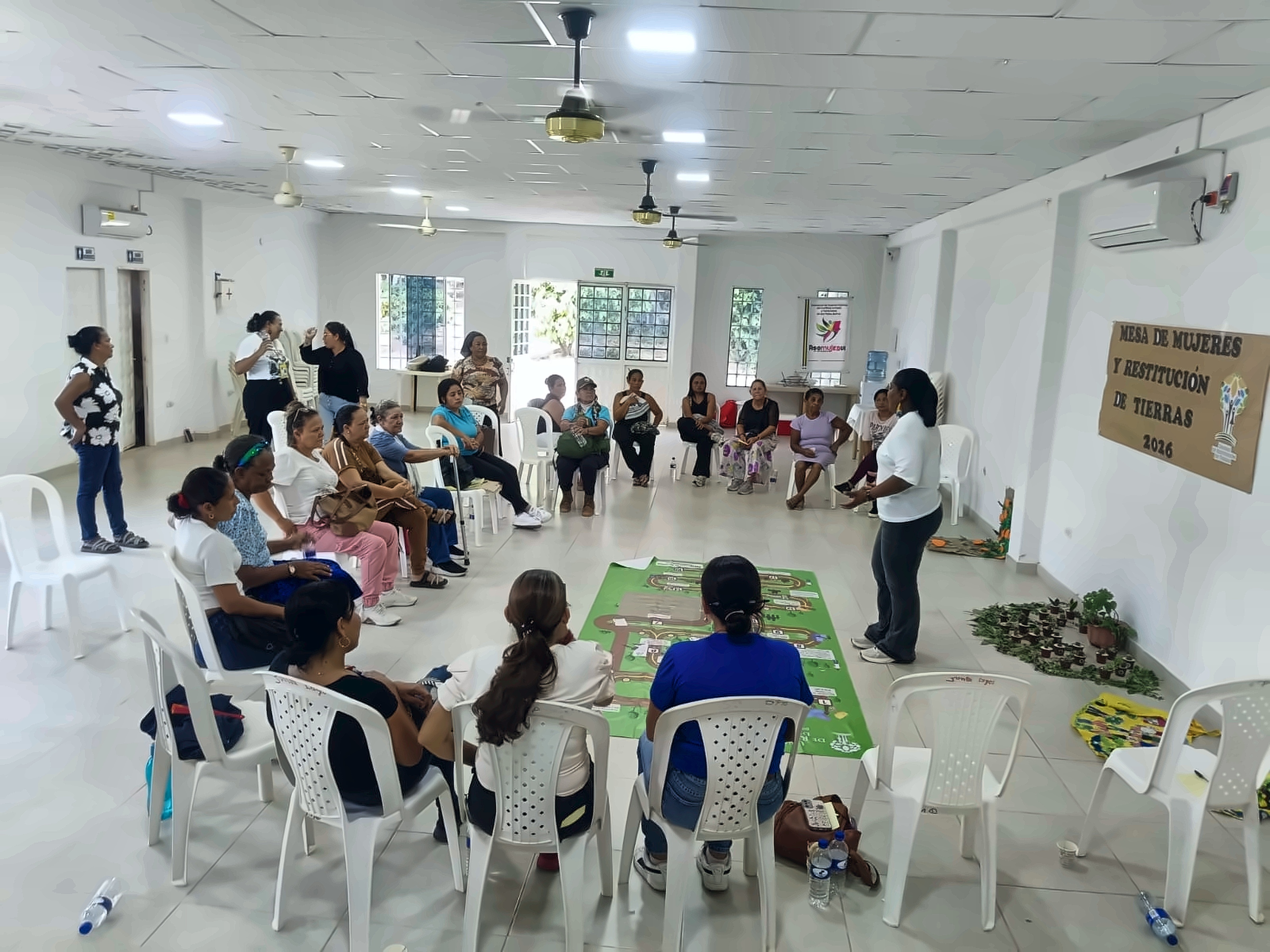 Participantes de la Mesa de Mujeres y Restitución de Tierras realizada en San Pablo, sur de Bolívar, durante la jornada de junio de 2026.