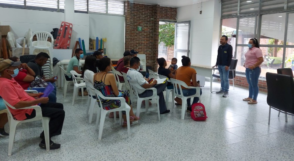El curso complementario, que inició en la inspección de El Placer del Valle del Guamuez en Putumayo, cobija directamente a 35 beneficiarios de restitución de tierras que actualmente trabajan en las líneas productivas de avicultura y porcicultura.     Mocoa, 23 de agosto del 2022 (@URestitución). Un total de 35 beneficiarios de restitución de tierras recibirán un curso complementario para el manejo de especies menores en las líneas de avicultura y porcicultura en la inspección de El Placer en el municipio de