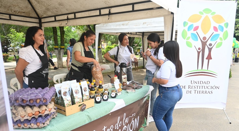 Por primera vez, tres beneficiarias de la restitución de tierras participan en mercado campesino en el municipio de Tibú