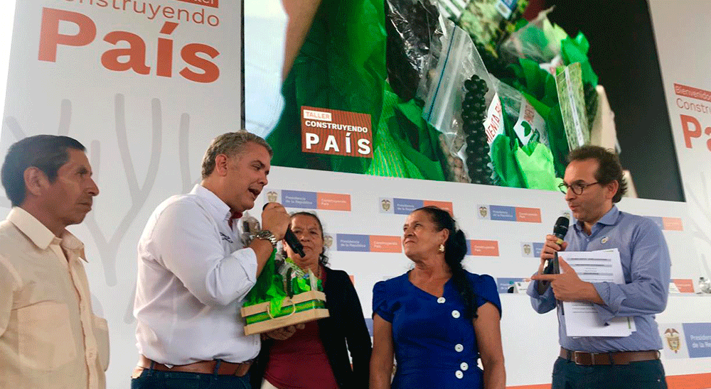 nullPimenteros del Valle del Guamuez le entregaron al Presidente Iván Duque el fruto de la restitución en Putumayo 