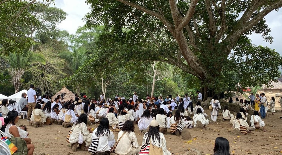 Giovani Yule, director general de la URT entrega a la Comunidad Indígena Tugeka la sentencia que les restituye 1.636 hectáreas de su territorio ancestral