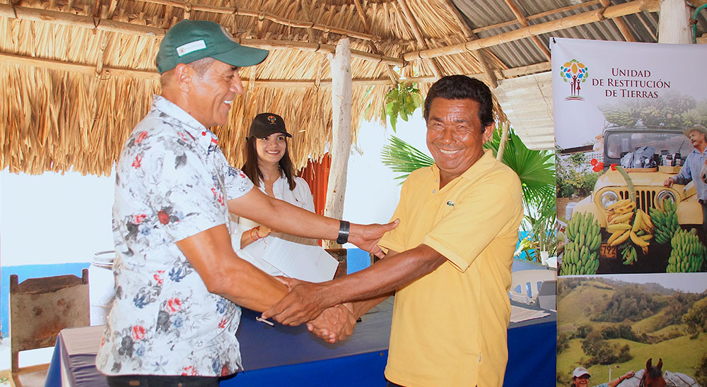 nullEl ñame cultivado por familias restituidas de Bolívar y Sucre será exportado gracias a acuerdo comercial mediado por la URT 