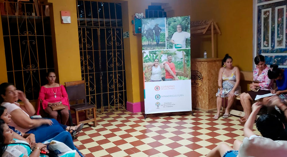 Para conmemorar el Día de la Mujer Rural, beneficiarias de restitución de Cesar disfrutaron de una obra de teatro 