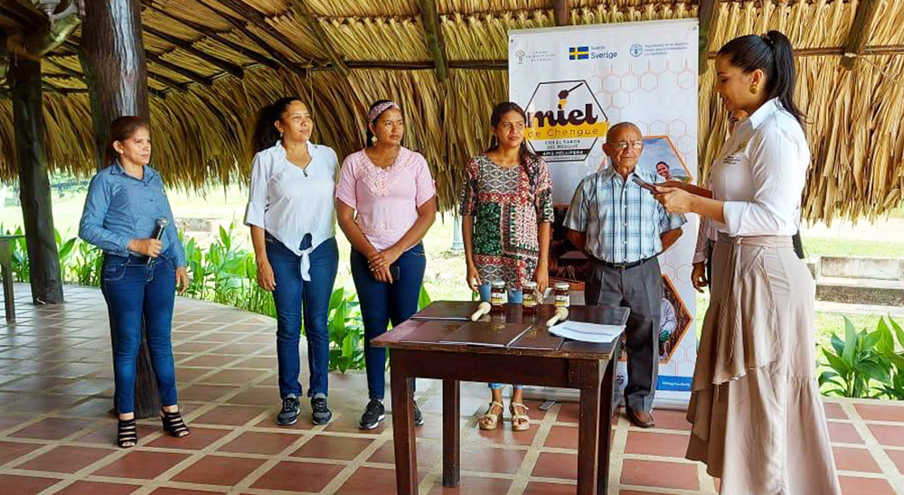 Campesinos beneficiarios de la Unidad de Restitución de Tierras lanzan Miel de Chengue y firman acuerdo de comercialización con la empresa Campo Dulce