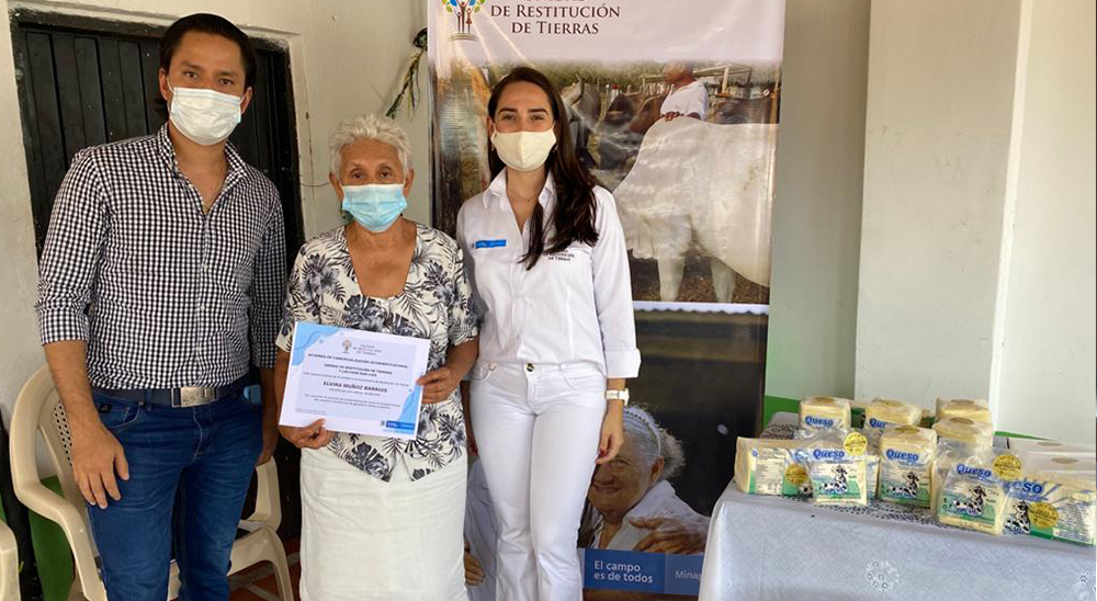 Beneficiarios de restitución de tierras firmaron contrato de comercialización con Lácteos San Luis en Agustín Codazzi, Cesar