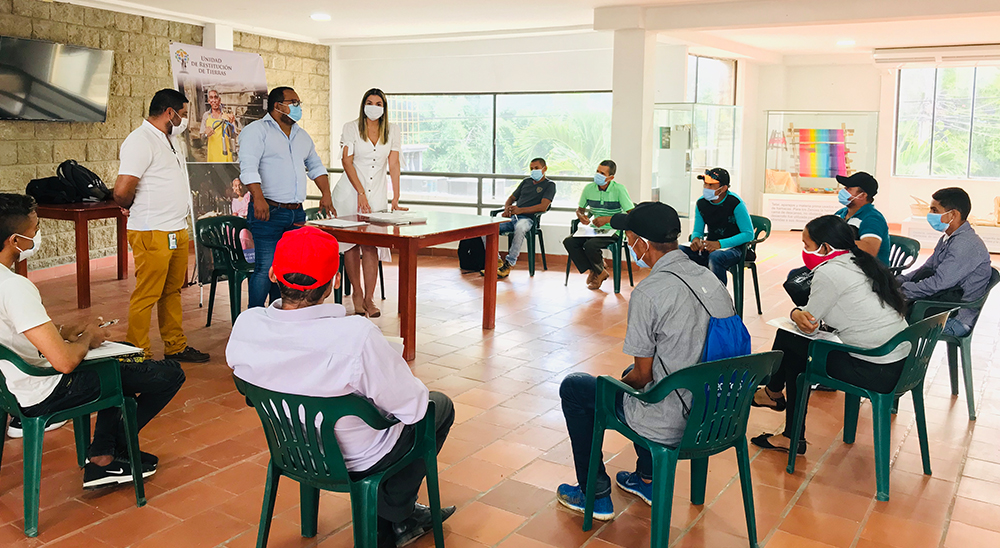 Familias restituidas de Ovejas, Sucre, aseguran comercialización de ñame gracias a modelo de agricultura por contrato 