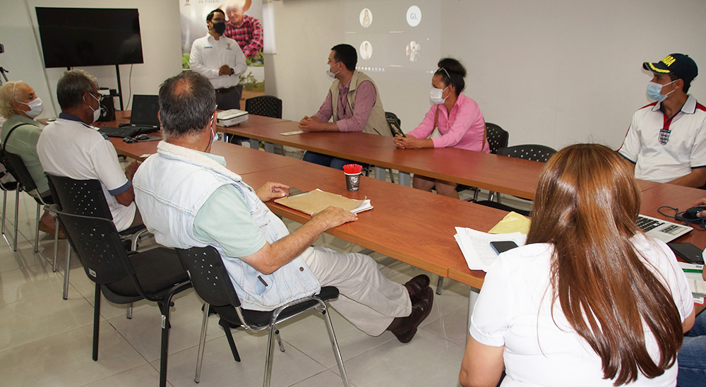 Seis familias beneficiarias de restitución de tierras en Norte de Santander firman contratos de comercialización de cacao 