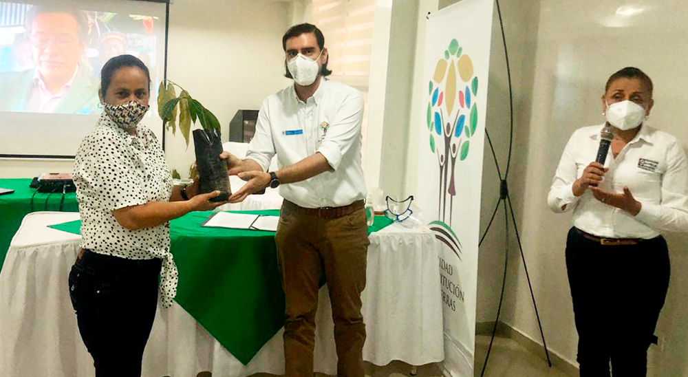 Firma de acuerdo de voluntades entre la Unidad de Restitución de Tierras y Fedecacao para apoyar a mujeres rurales