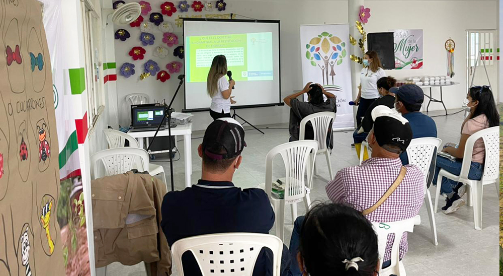 Este municipio de Arauca hace parte de los Programas de Desarrollo con Enfoque Territorial (PDET), donde la Unidad inició labores sociales y catastrales, gracias al aval de seguridad por parte de la Fuerza Pública.     Arauca, 02 de agosto de 2021 (@URestitucion). Por primera vez, la Unidad de Restitución de Tierras desarrolló en el municipio de Tame, Arauca, una socialización de la Ley 1448 de Víctimas y Restitución de Tierras con la comunidad, la cual contó con la participación de líderes sociales y mujer