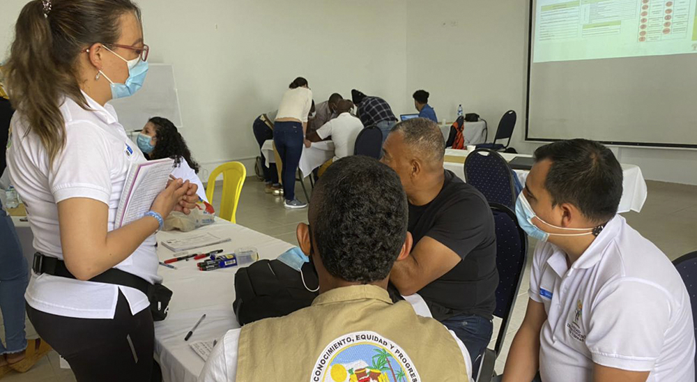 La Unidad de Restitución de Tierras avanza en el restablecimiento de los derechos de las comunidades negras, por esto busca iniciar labores de caracterización y estudios preliminares con familias víctimas de la violencia que hacen parte de los Consejos Comunitarios Río Tablón Dulce y La Nueva Reserva de Acanure, ubicados en los municipios de Tumaco y Barbacoas en la costa pacífica nariñense.     Tumaco, 13 de abril de 2021 (@URestitucion). En el municipio de Tumaco en Nariño, el equipo de Asuntos Étnicos de