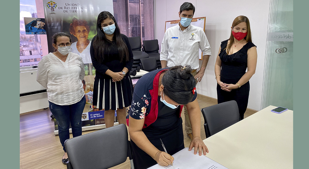  nullPalmas del Cesar formaliza acuerdo de comercialización con beneficiarios de la Unidad de Restitución de Tierras 