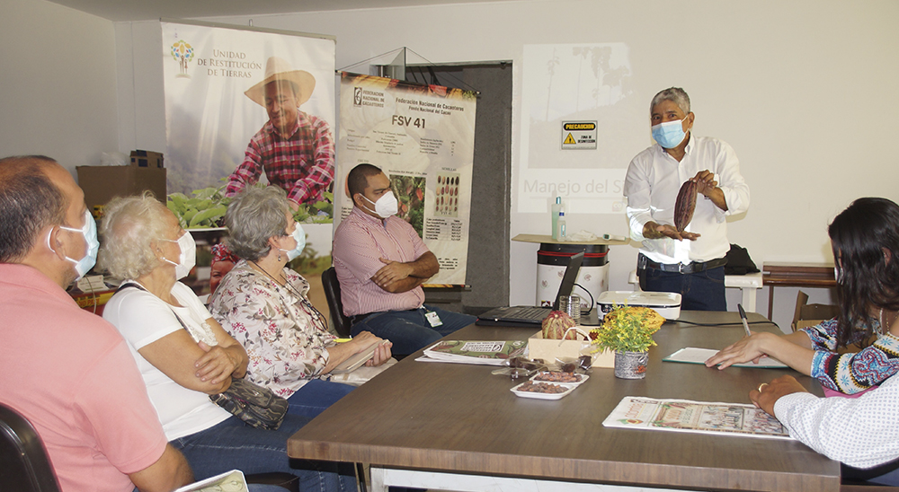 Cacaocultores beneficiarios de restitución de tierras buscan asociarse para transformar su grano en chocolatería fina
