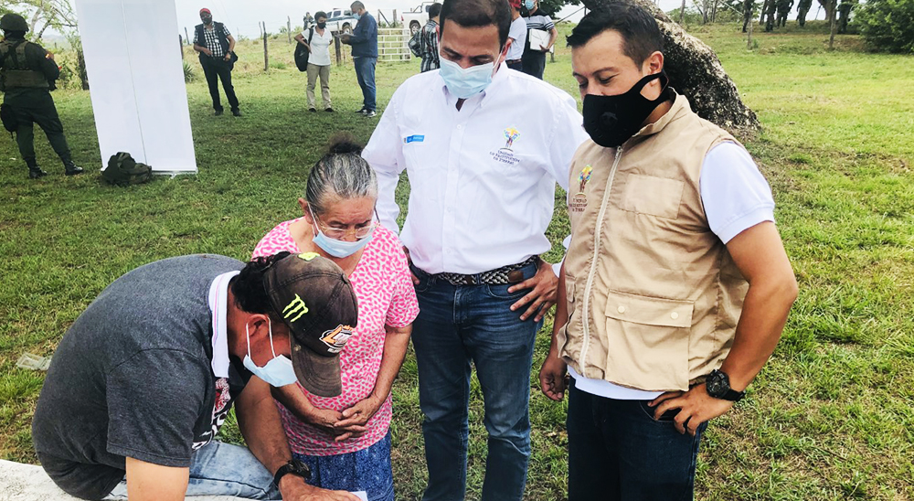 Unidad de Restitución de Tierras devolvió 30 hectáreas despojadas por paramilitares a viuda en Puerto Lleras, Meta 