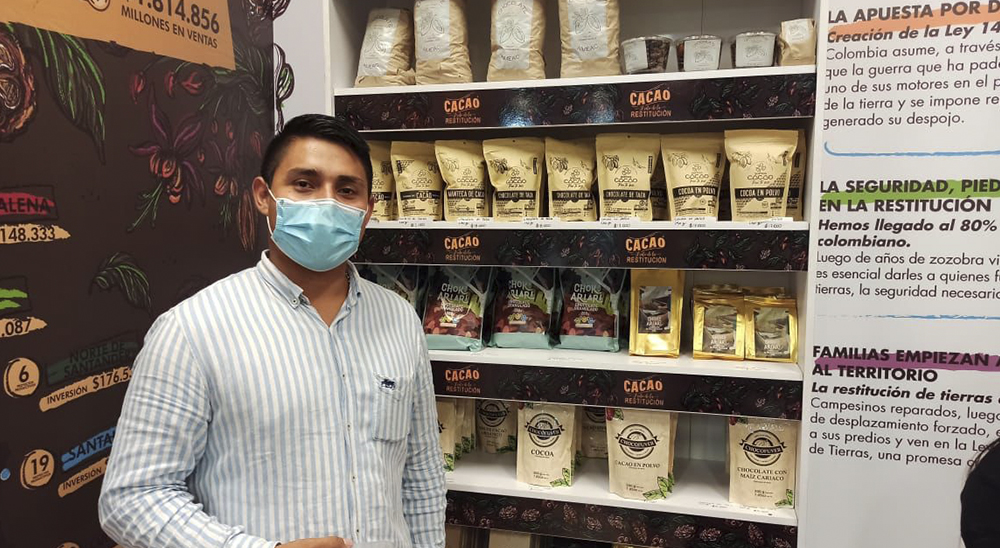 En El Dorado, Meta un joven beneficiario de restitución le apuesta a la producción de chocolate de mesa 