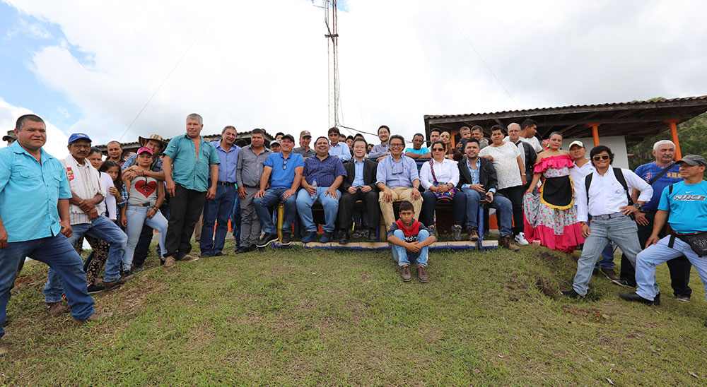Expertos japoneses llegaron a predios restituidos de la vereda La Morena, en Bugalagrande, para inaugurar planta de producción de abonos orgánicos 