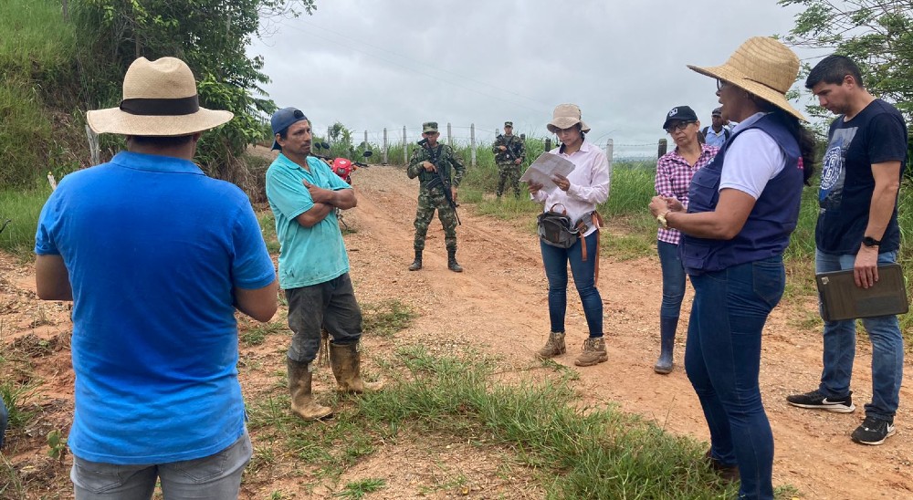 Familia víctima de la violencia recupera su predio en Simacota, Santander 