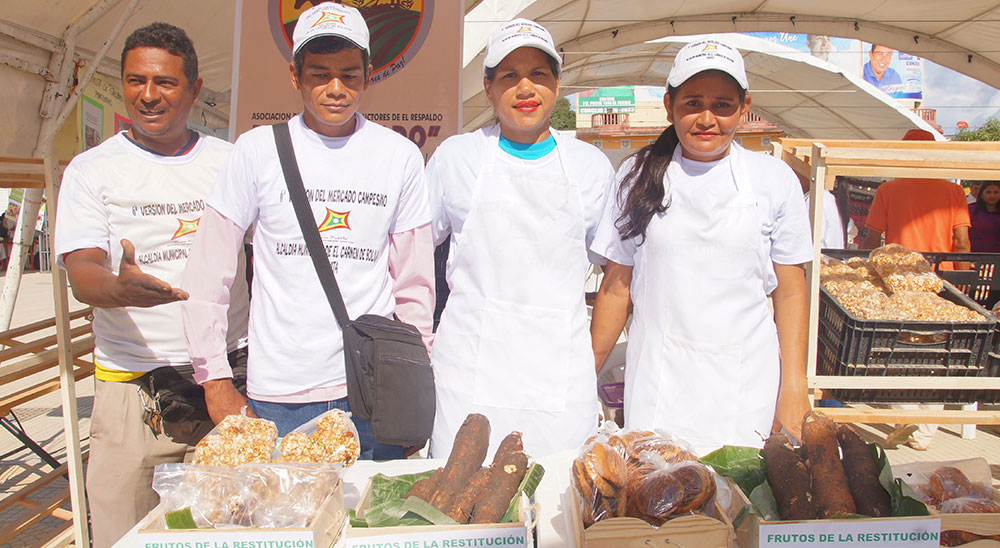 Visitantes de la Agroferia y Mercado Campesino de El Carmen de Bolívar destacaron los productos cultivados en tierras restituidas 