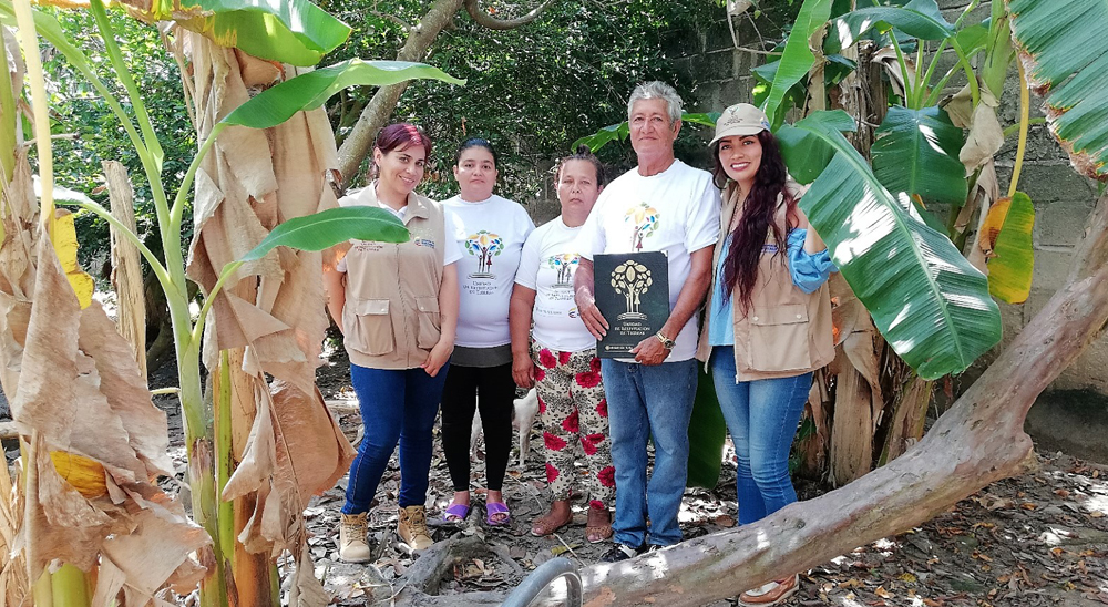 Familia desplazada por alias Camilo Morantes, en Rionegro (Santander), recuperó su predio