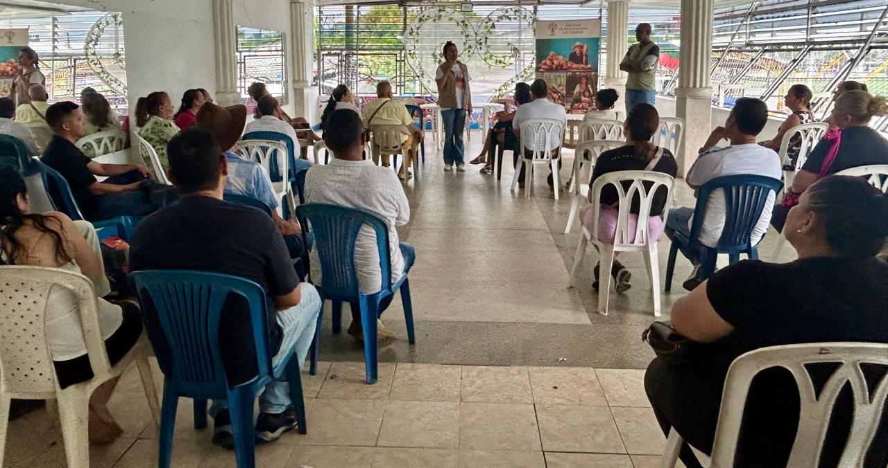 Las 40 familias desplazadas de esta inspección, que son víctimas del abandono forzado de sus tierras y actualmente residen en Villavicencio, asistieron a la jornada de socialización de la Ley 1448 de 2011. Allí recibieron asesoría sobre la ruta de atención y el avance de sus casos.