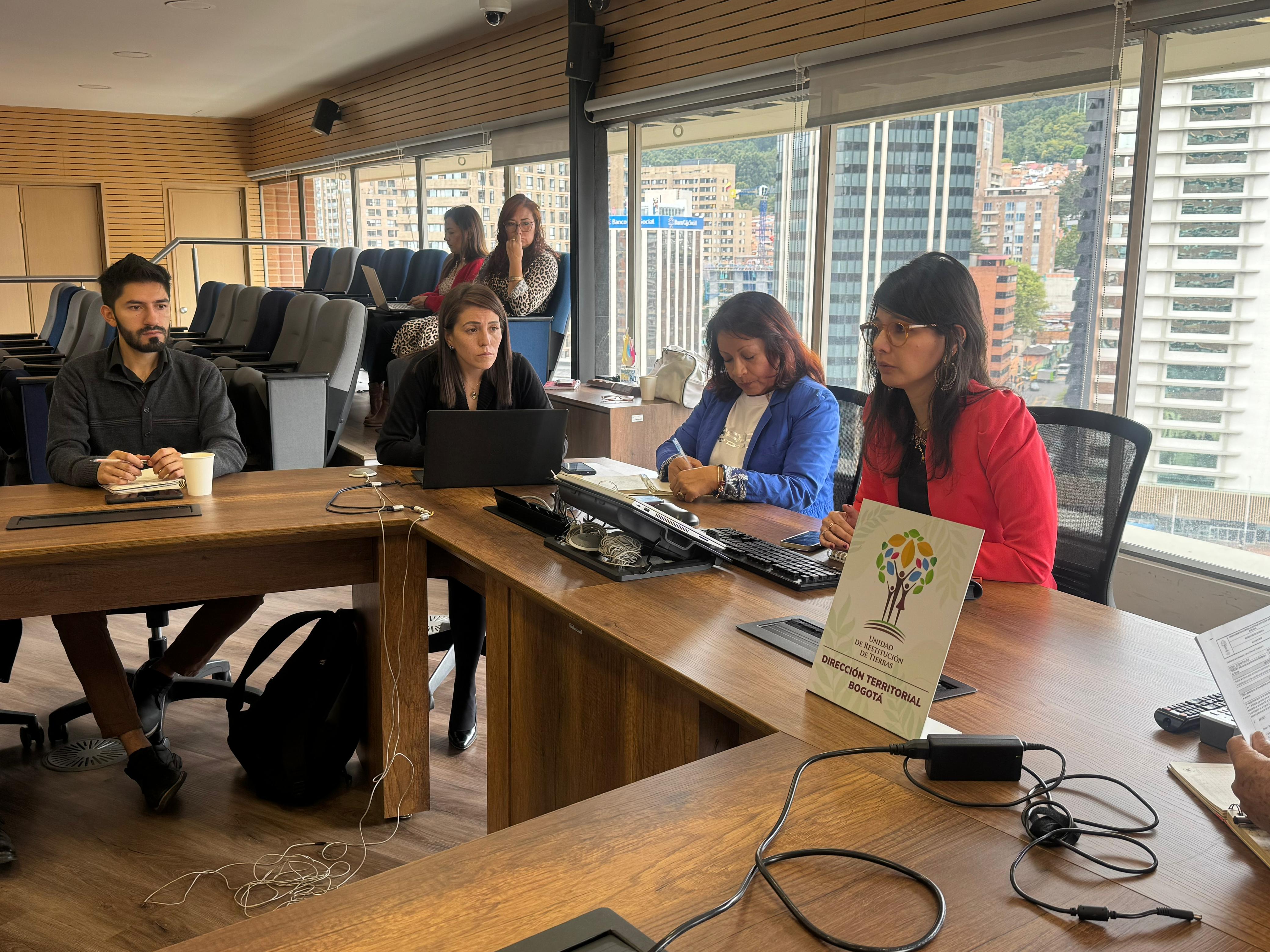 La directora territorial Martha Liliana Arévalo lideró este espacio, que tiene como propósito impulsar de forma articulada el cumplimiento de la política pública de reparación integral a las víctimas de despojo y/o abandono de tierras, a causa del conflicto armado. 