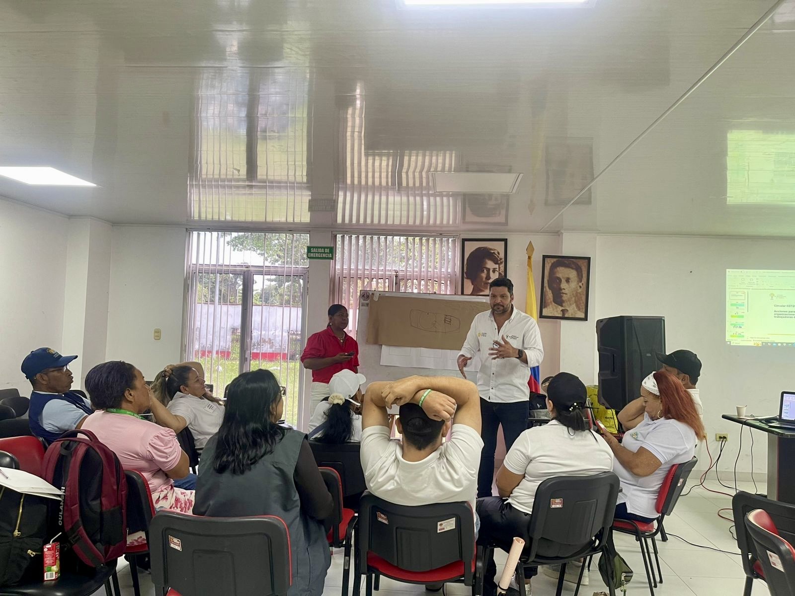 En un esfuerzo por avanzar en la restitución de tierras en la región, la Unidad realizó este encuentro en el distrito de Barrancabermeja. Escuchó a diversas organizaciones, líderes y lideresas, con el fin de identificar desafíos y plantear soluciones.