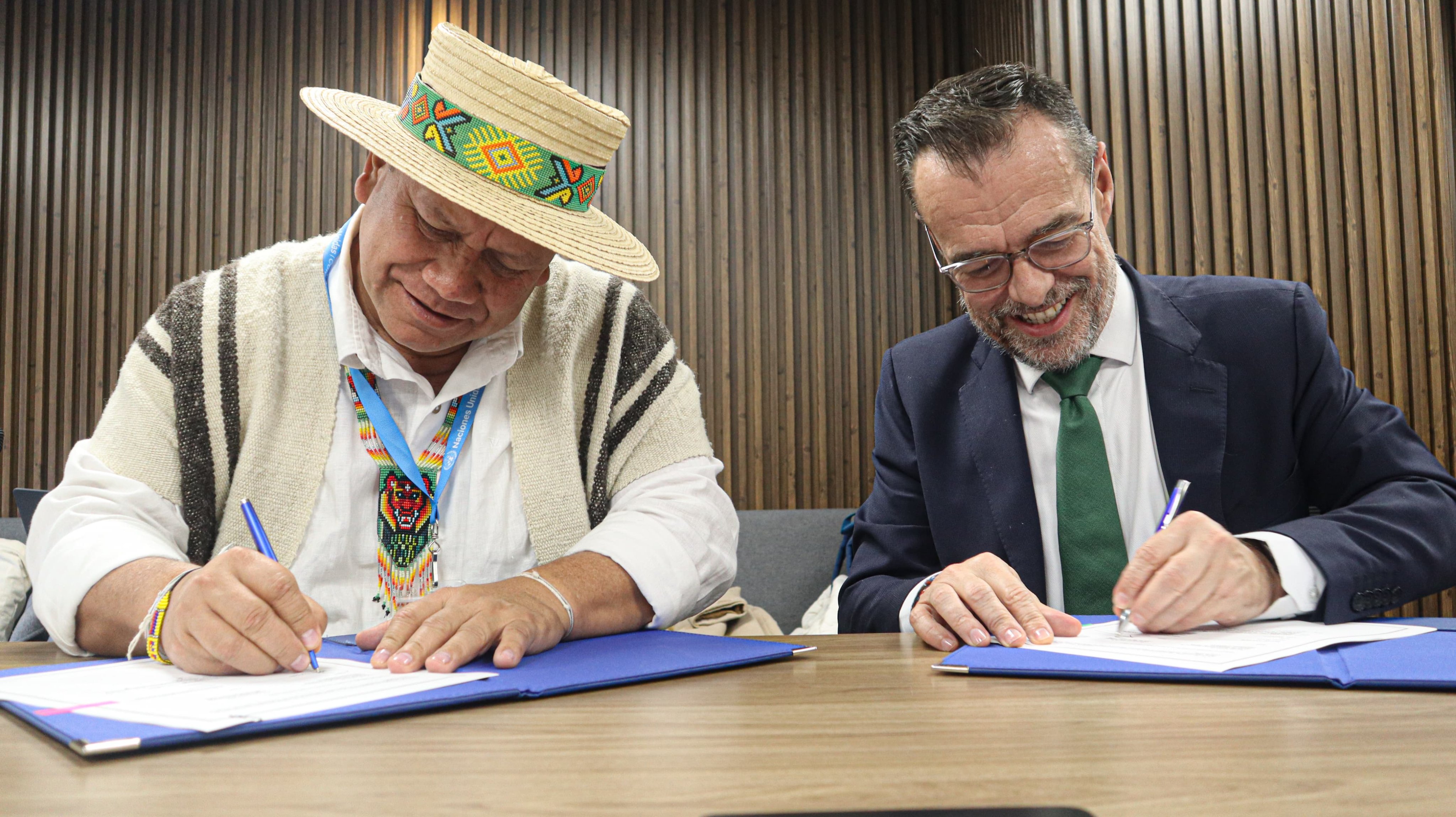 Mediante la firma del Memorando de Entendimiento entre la Unidad de Restitución de Tierras (URT) y la Organización Internacional para las Migraciones (OIM), se aúnan esfuerzos para apoyar a las víctimas de abandono forzado y/o despojo de tierras bajo las líneas de trabajo de construcción de paz; prevención y soluciones duraderas; protección ambiental; desarrollo sostenible; educación y derechos humanos.