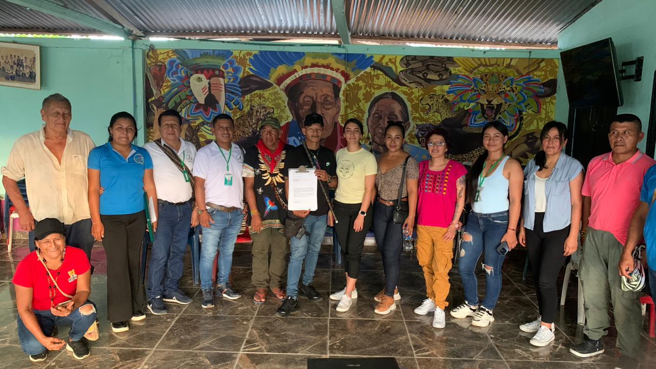 El pueblo Kofán, originario de la selva amazónica y guardián del territorio en la frontera entre Colombia y Ecuador, ha sufrido durante décadas los flagelos del conflicto armado. La radicación de esta demanda es un paso crucial hacia la recuperación de sus derechos y tierras ancestrales.