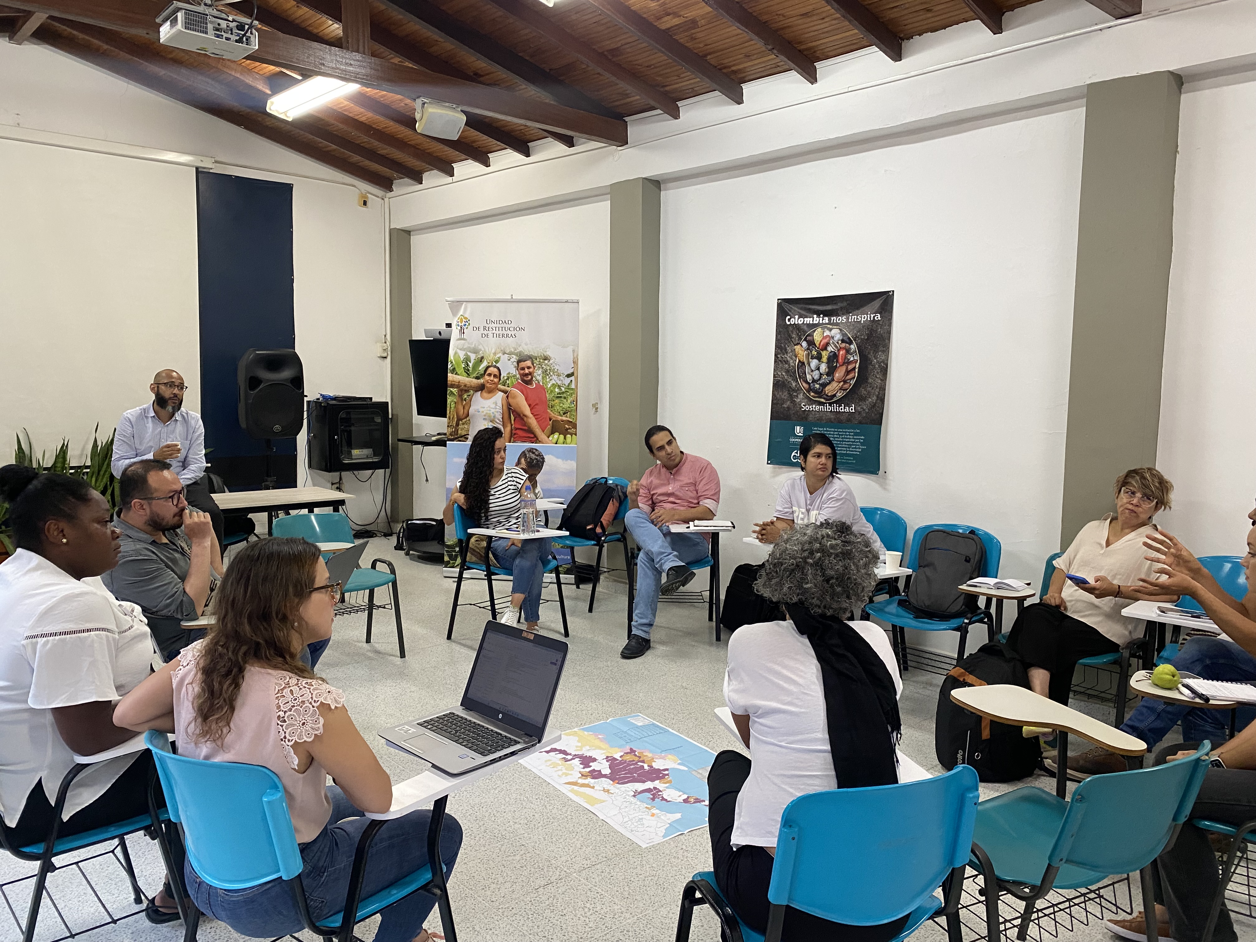 Los equipos de investigación de ambas partes comparten información estratégica para fortalecer los procesos que adelantan en materia de desplazamiento, despojo y victimarios comparecientes. 