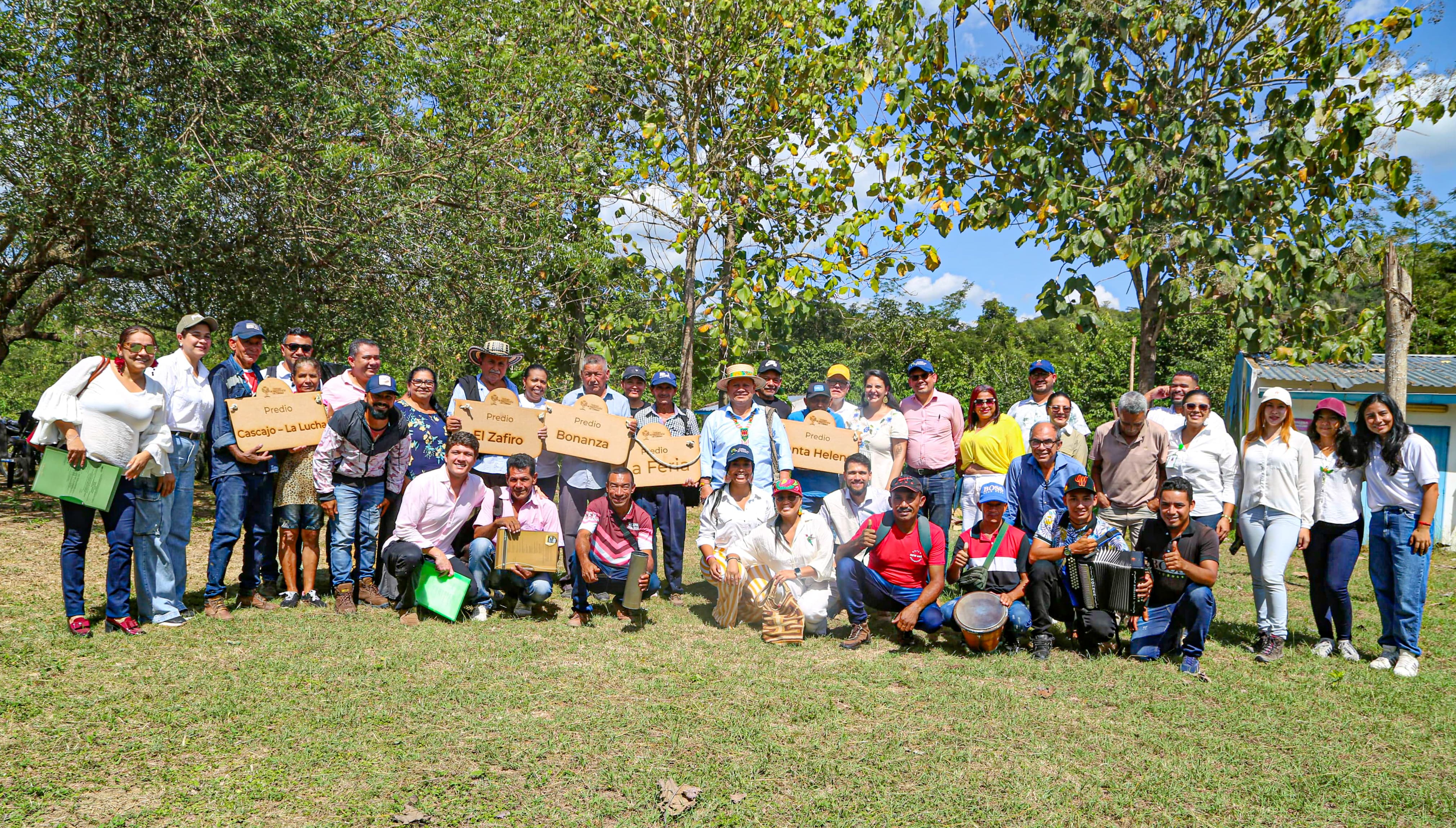 Con la firma del Acuerdo de Voluntades entre la Fundación Crecer en Paz, entidad fundada por Argos en el año 2015, y cinco familias solicitantes en procesos de restitución, se hará la entrega material anticipada de las propiedades, ubicadas en El Carmen de Bolívar. La Unidad de Restitución de Tierras, al conocer los aportes de la Fundación Crecer en Paz en el marco de la política de Reforma Rural Integral del Gobierno, acompañó a los solicitantes en ese proceso de entrega anticipada. 