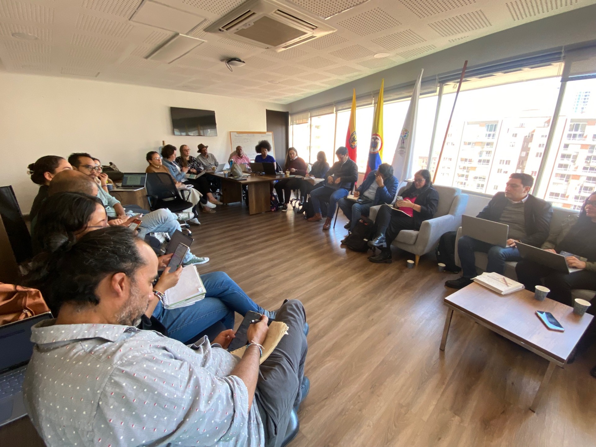 El anuncio lo hizo la directora jurídica de la URT, Paula Villa Vélez, tras una reunión con directivos de la Unidad para las Víctimas. En el espacio se fijaron acciones concretas para lograr, además de la entrega material de los predios, que se cumplan medidas de reparación integral.