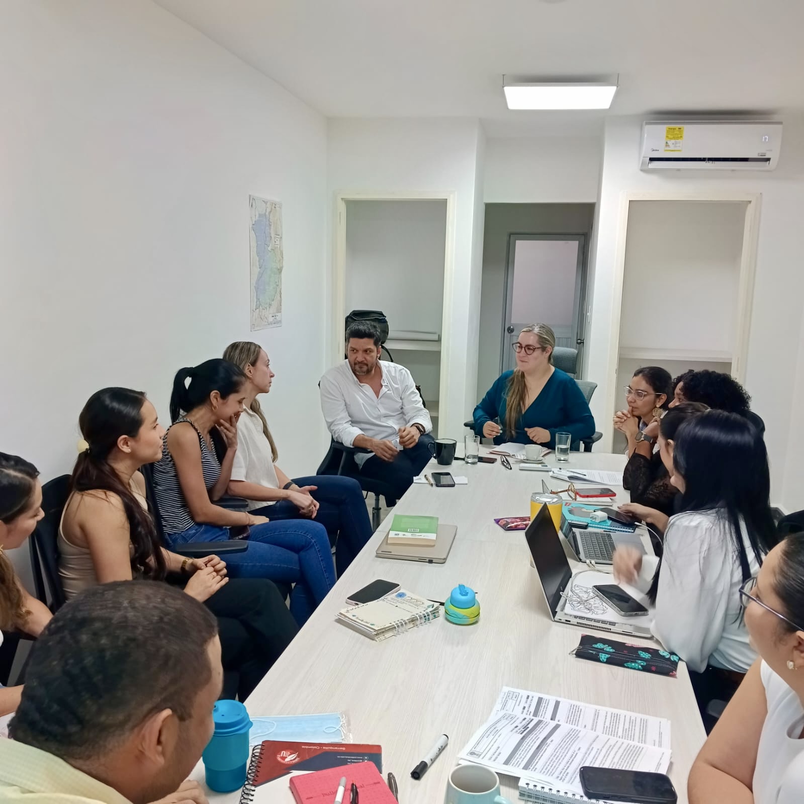 La entidad, en su compromiso por garantizar una atención integral a las víctimas de abandono y/o despojo forzado, realizó jornadas de trabajo con el objetivo de optimizar los procesos legales más complejos en la región.  