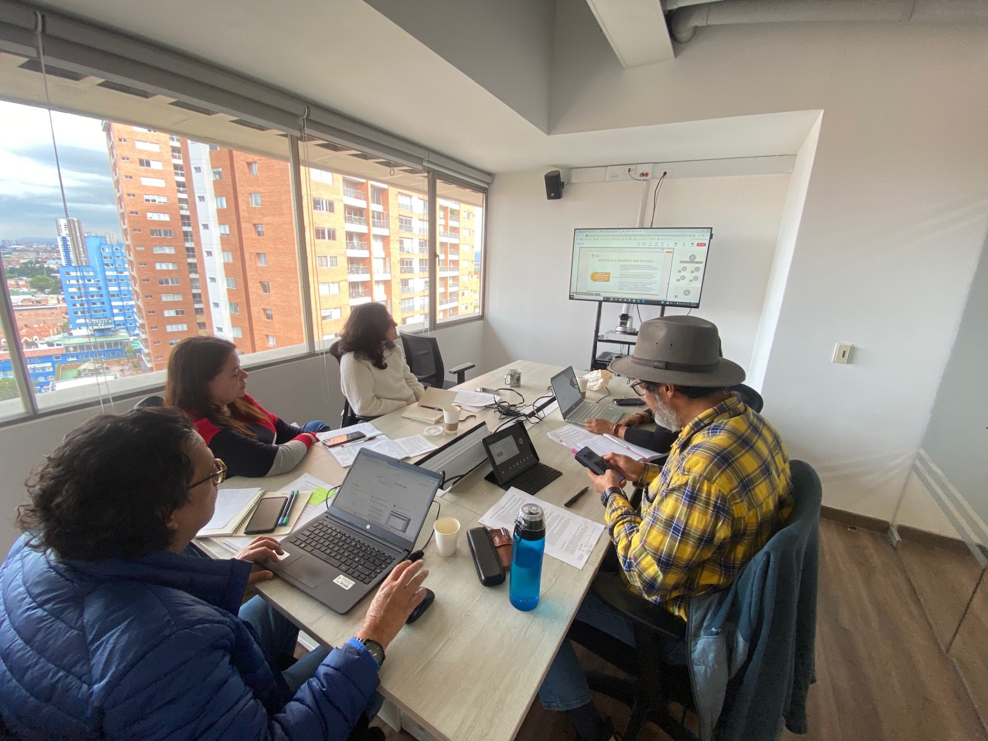 Cerca de 200 servidoras y servidores de la Defensoría del Pueblo, Contraloría y Procuraduría, participaron en la capacitación que imparte la Unidad de Restitución de Tierras para salvaguardar los predios y territorios afectados por el confinamiento o el abandono forzado que viven las comunidades en Norte de Santander y Cesar. 