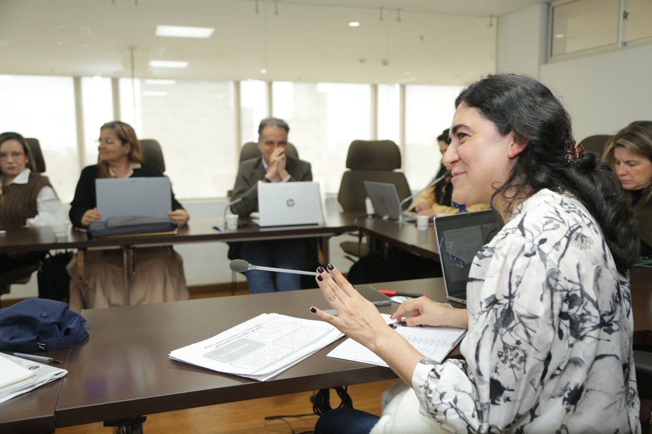 La inclusión de los reclamantes que se encuentran en el exterior, considerar a las personas confinadas como víctimas y tramitar solicitudes en zonas no microfocalizadas, son algunos de los cambios que explicó la subdirectora general de la URT en una mesa de trabajo convocada por el Consejo Superior de la Judicatura y la Escuela Rodrigo Lara Bonilla. 