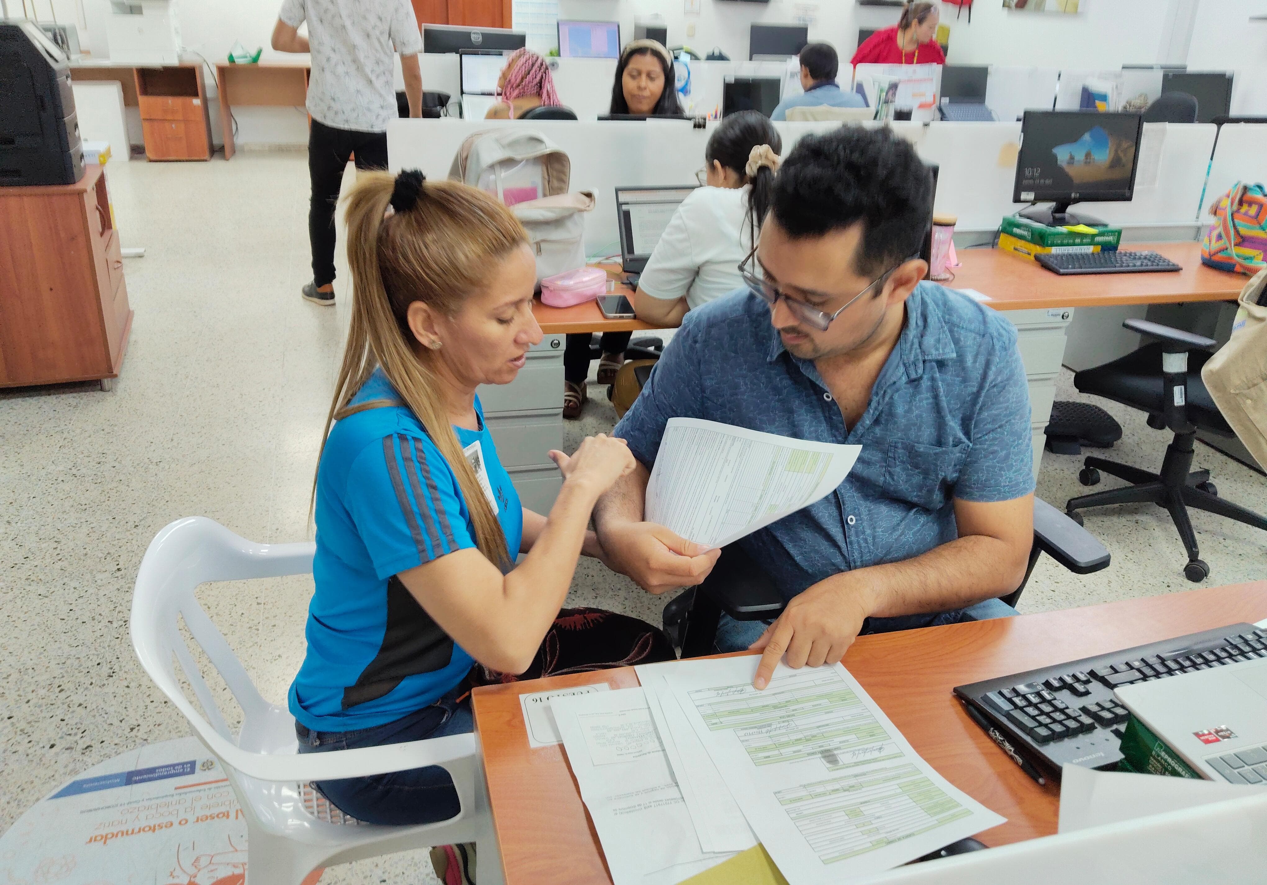 Tras ser restituidos con la compensación material de su vivienda urbana, los Vacca cuentan con un proyecto equivalente a 25 salarios mínimos, con el que fortalecerán un emprendimiento que mantienen desde hace casi tres décadas. Ahora reciben el primer desembolso entregado por la URT Cesar-La Guajira, territorial que ejecuta 12 iniciativas de este tipo, con una inversión cercana a los $400 millones de pesos.