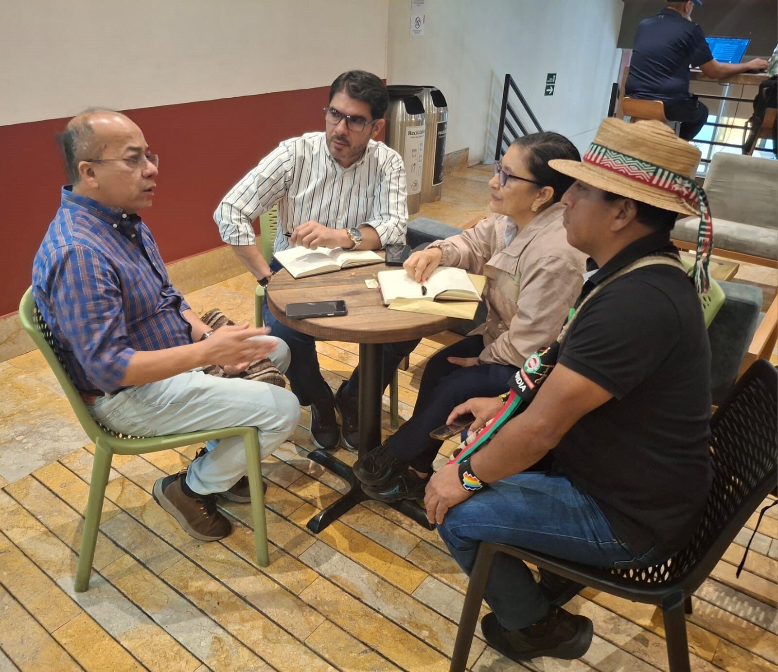En cumplimiento de sus funciones misionales, la entidad sostuvo una reunión con Fabio Cardozo Montealegre, jefe negociador de la Mesa de Paz de Buenaventura, con el fin de articular acciones que permitan el ingreso de los equipos a territorios marginados o con presencia de grupos armados. 