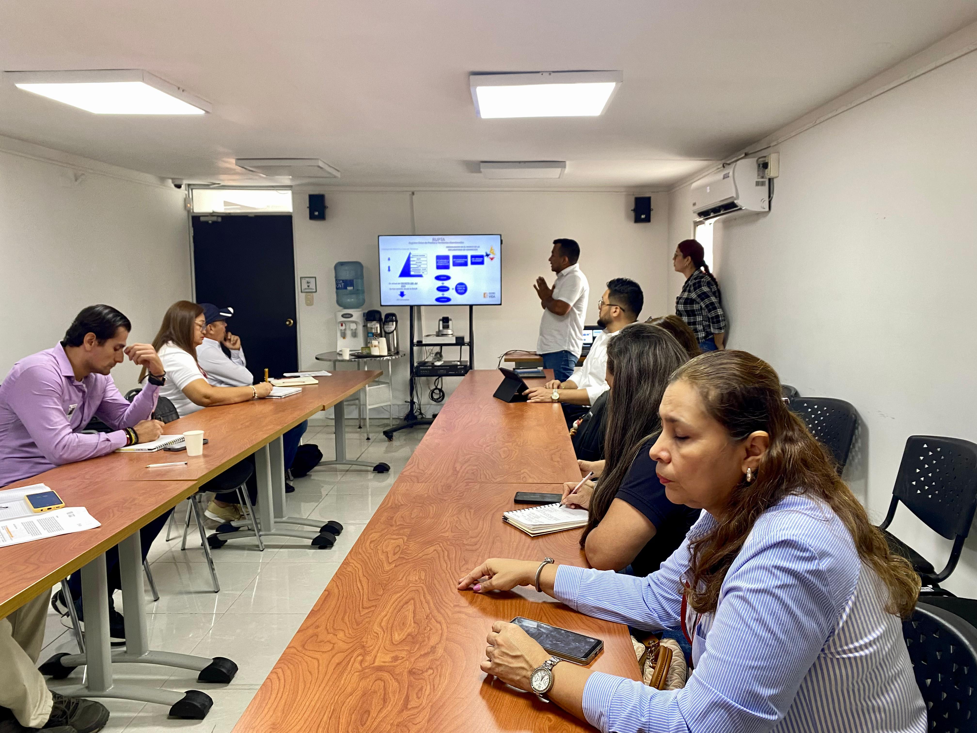 En este espacio, la URT acordó la realización de una mesa de trabajo con el IGAC y la Unidad para las Víctimas, con el fin de avanzar en el cumplimiento de diferentes sentencias.