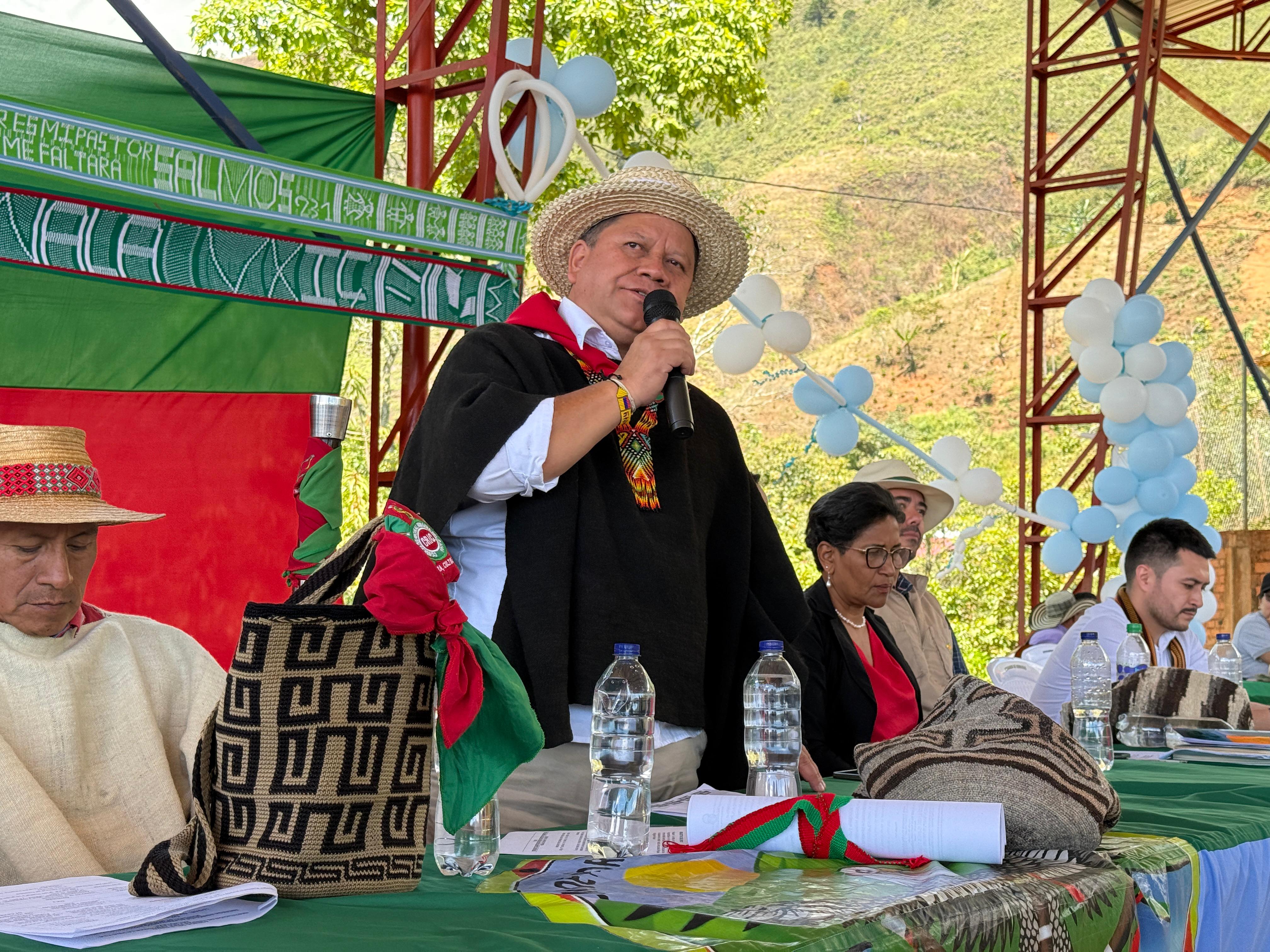 Tras décadas de resistir el despojo, esta comunidad del pueblo Nasa recibe más de 23.000 hectáreas de tierra. La acción de la URT incluye, por primera vez en el departamento, un enfoque de género colectivo para reparar el daño causado a las mujeres cabeza de hogar en medio del conflicto armado.