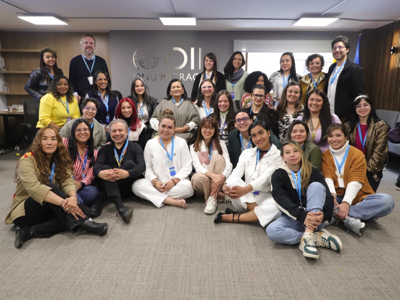 La Unidad, a través de su Secretaría General y en conjunto con la OIM, realiza este proceso con la implementación de sus políticas de Mujer y Género, Cuidado con Enfoque Psicosocial e Inclusión.