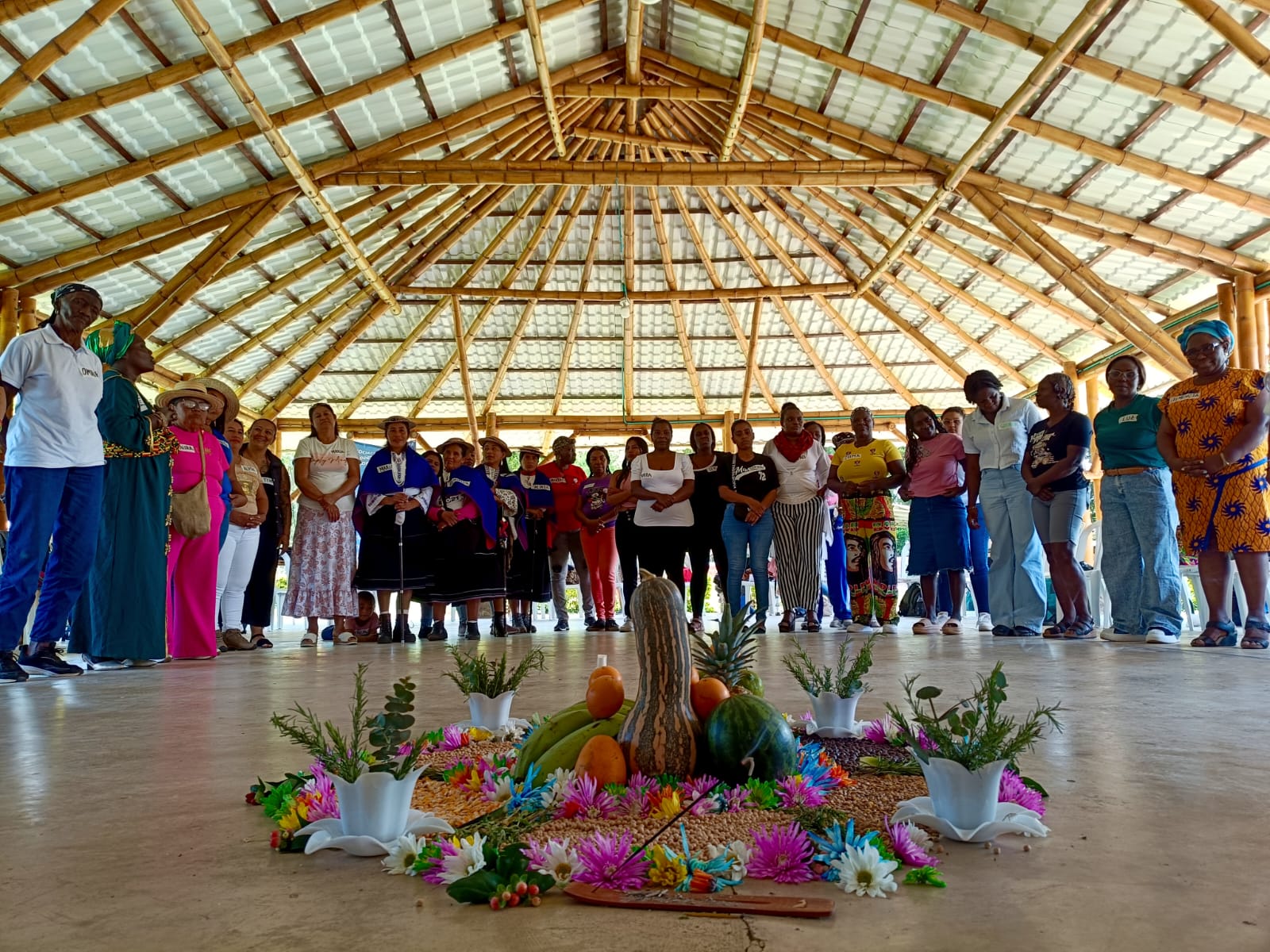 En este espacio, las lideresas compartieron experiencias sobre cómo sobrevivieron a las diferentes violencias, sus huellas y la resiliencia con la que transitan por los procesos de reparación integral. 