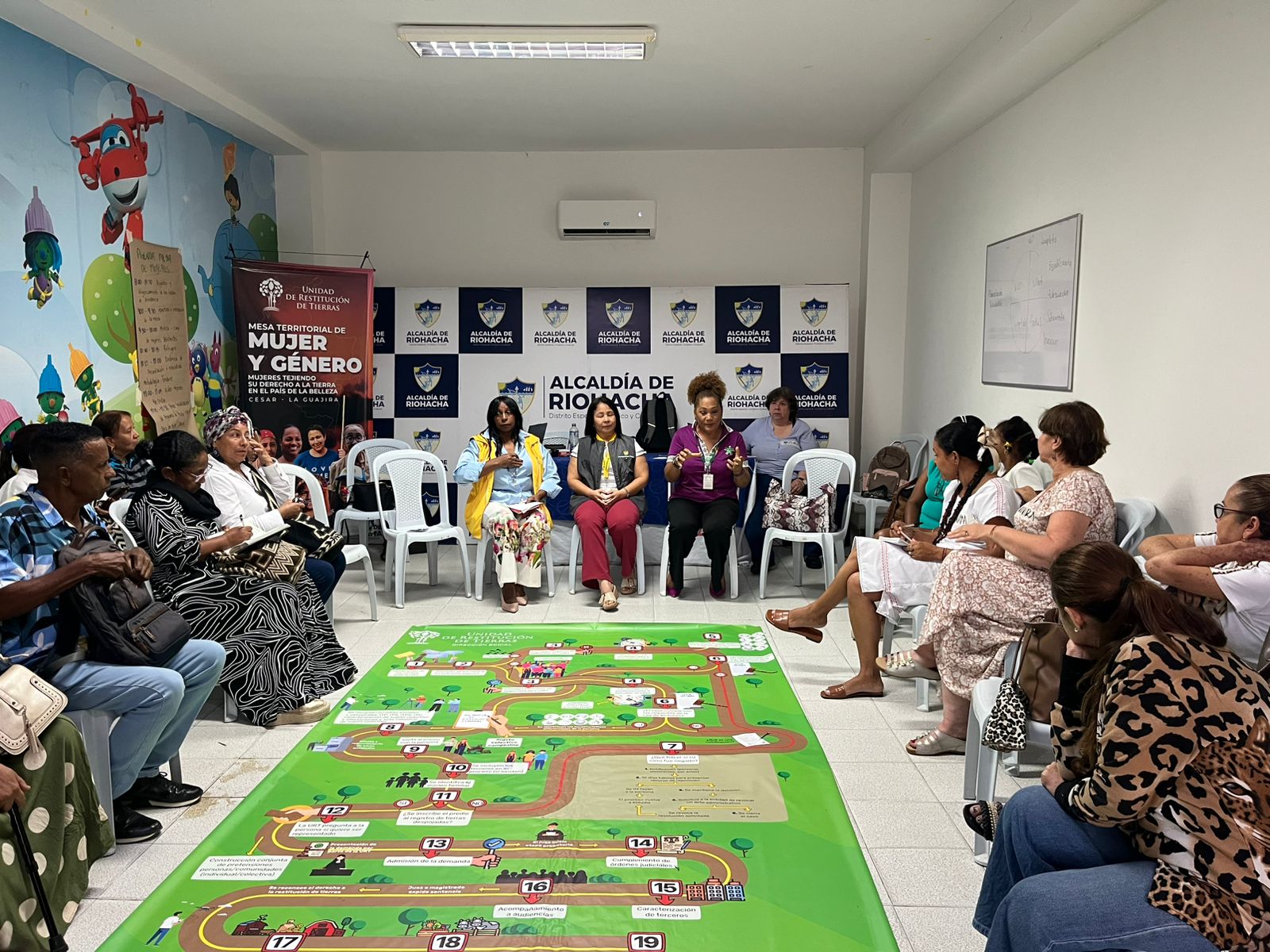 Durante dos días, en Riohacha, más de 30 lideresas que impulsan organizaciones sociales y procesos productivos participaron en la primera Mesa de Mujeres de la territorial. El espacio, coordinado por la Dirección Social de la entidad, incluyó talleres sobre la atención de casos basados en el enfoque diferencial.