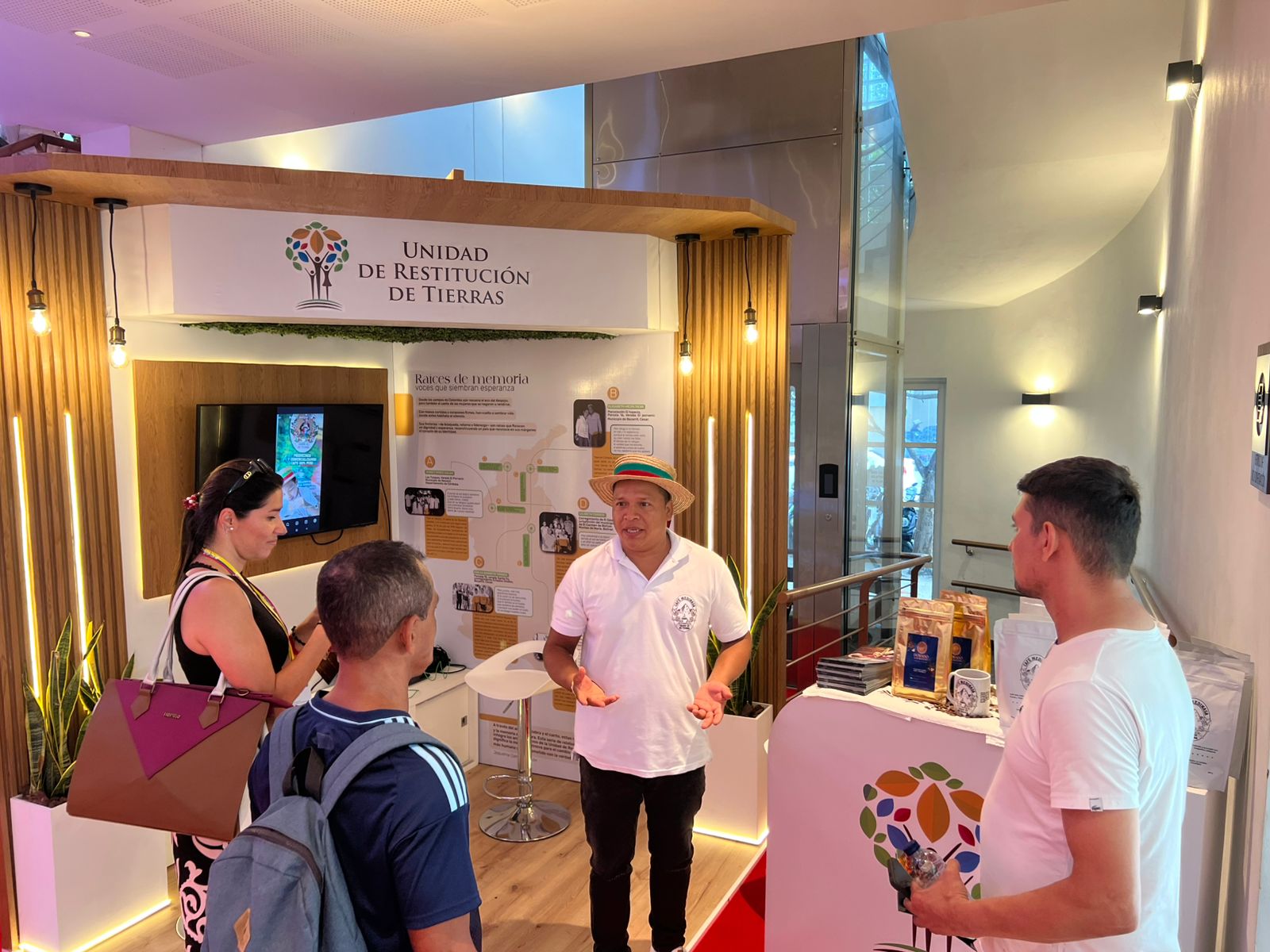 Beneficiarios de la URT dieron a conocer a miles de invitados internacionales el empoderamiento e impulso que brinda la política de reparación integral en el país, ejemplo de construcción de paz en el mundo. 