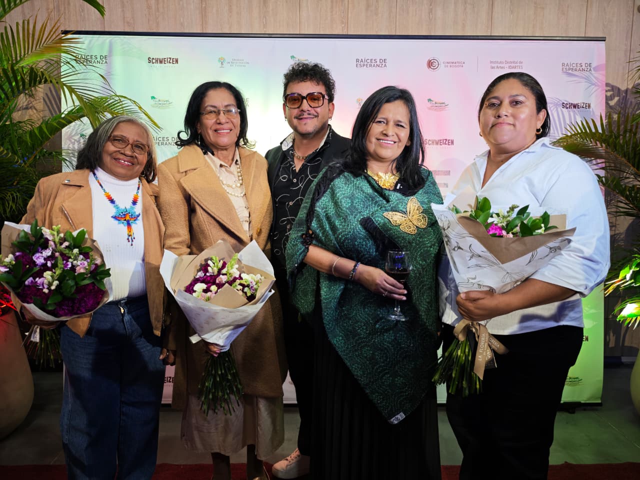 ‘Raíces de Esperanza: voces íntimas desde la geografía del dolor’, muestra cinco historias de beneficiarias de restitución de tierras. Este proyecto audiovisual se ha producido bajo el liderazgo de la secretaria general de la entidad, Jaqueline Campos Rincón 