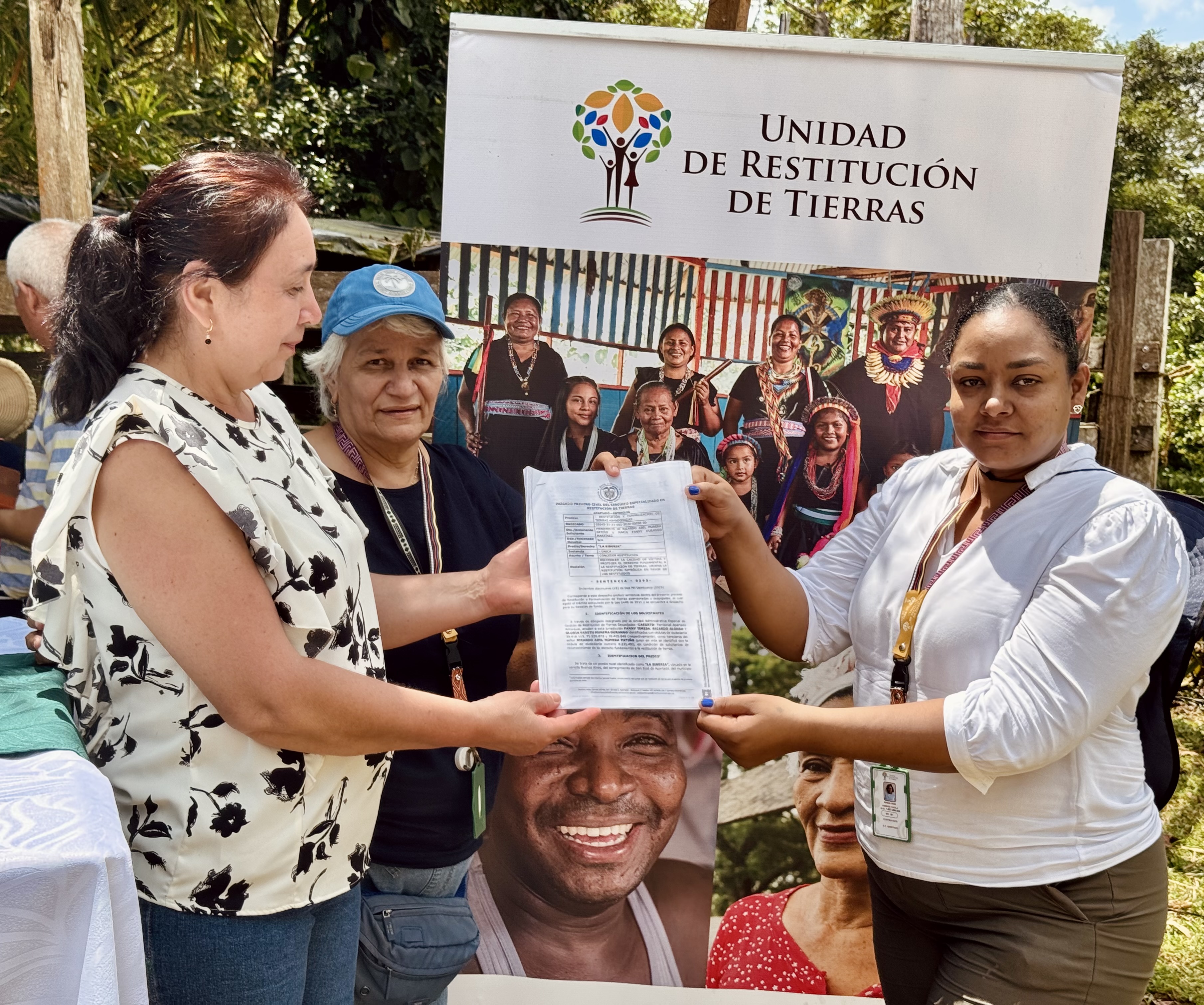 Con un homenaje póstumo a su padre y a su madre fallecida, la familia Múnera Durango regresó a su tierra después de 30 años de abandono. 