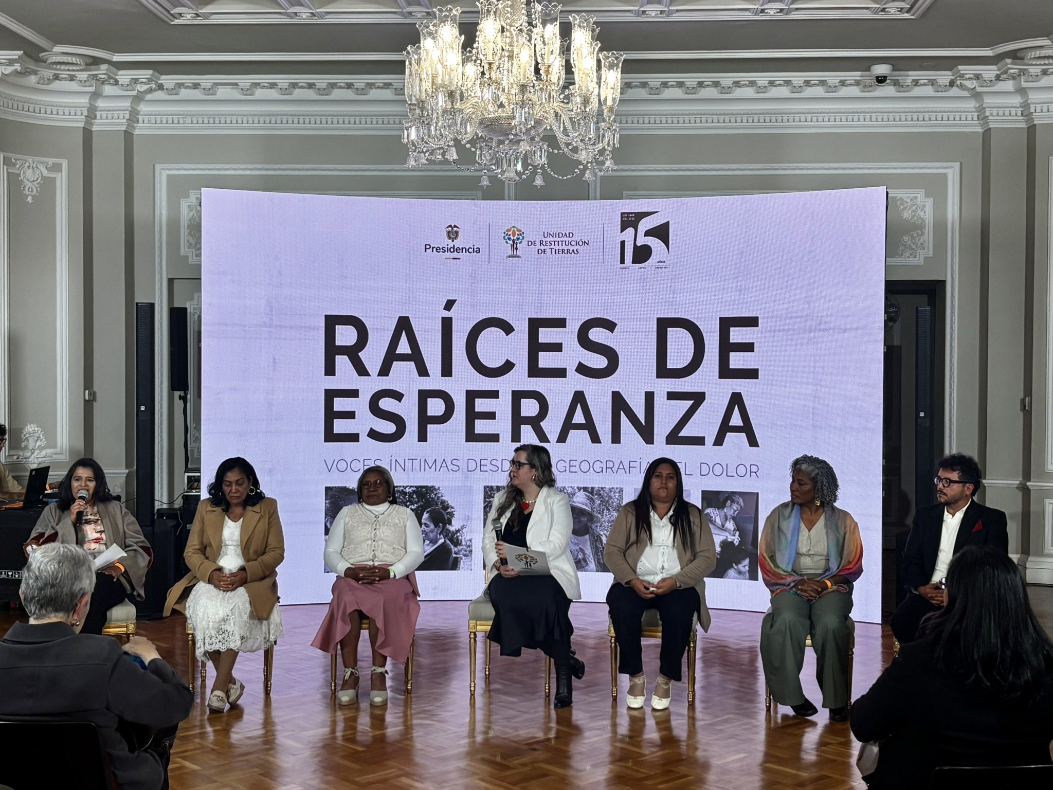Como parte de la conmemoración de los 15 años de la Ley 1448 de 2011, la Presidencia de la República y la Unidad reunieron a altos funcionarios, congresistas, organizaciones de sociales y medios para presentar las historias de las mujeres que transformaron el dolor del despojo y la violencia en procesos de liderazgo, arraigo y defensa de derechos.