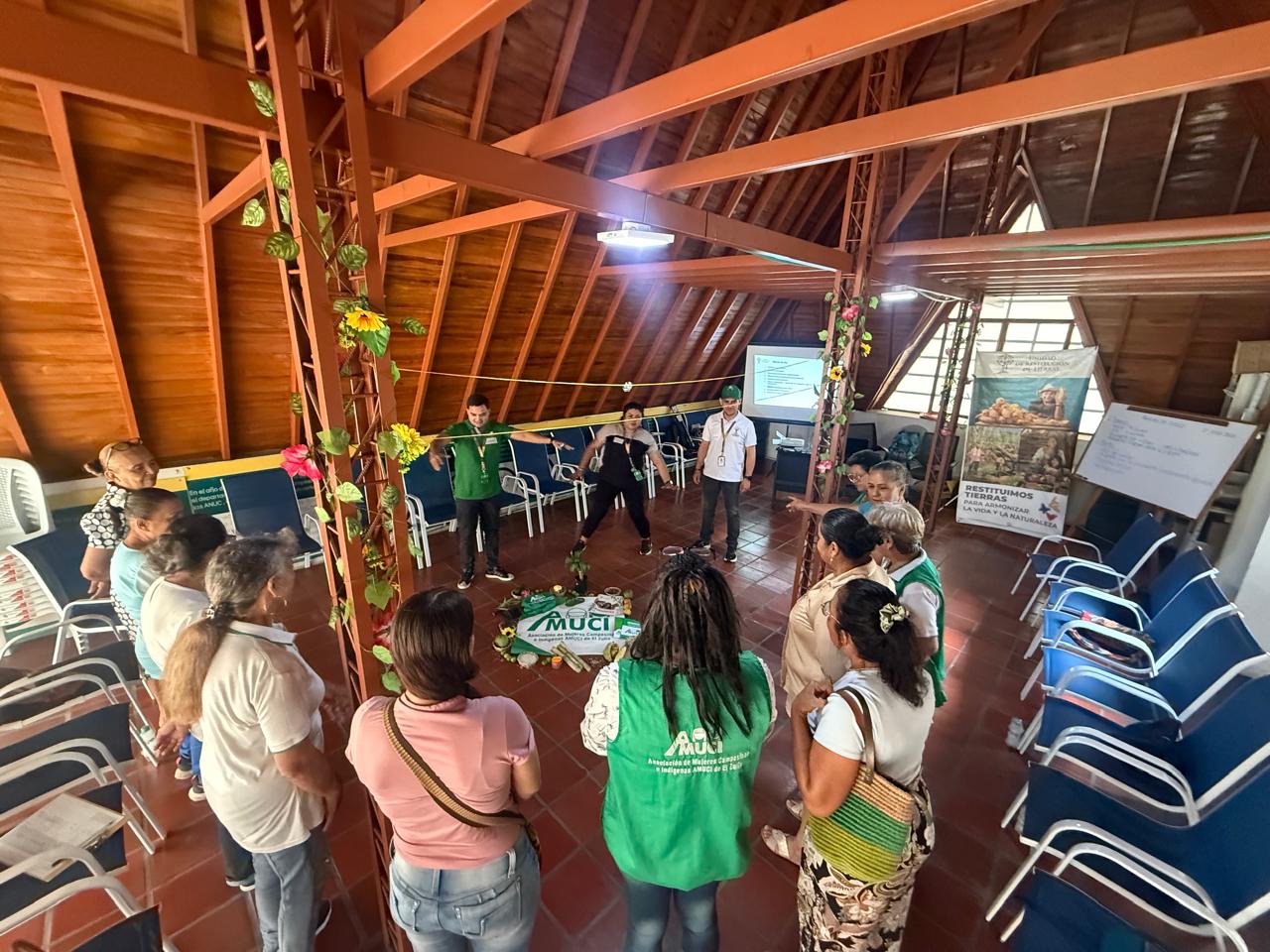 Como parte de las acciones de acompañamiento a las comunidades, la URT desarrolló en El Zulia la sesión formativa denominada ‘Asemillando nuestro territorio para cosechar Vida, Dignidad y Paz’, un espacio orientado a fortalecer la comprensión de la justicia restaurativa y su articulación con los procesos de restitución.