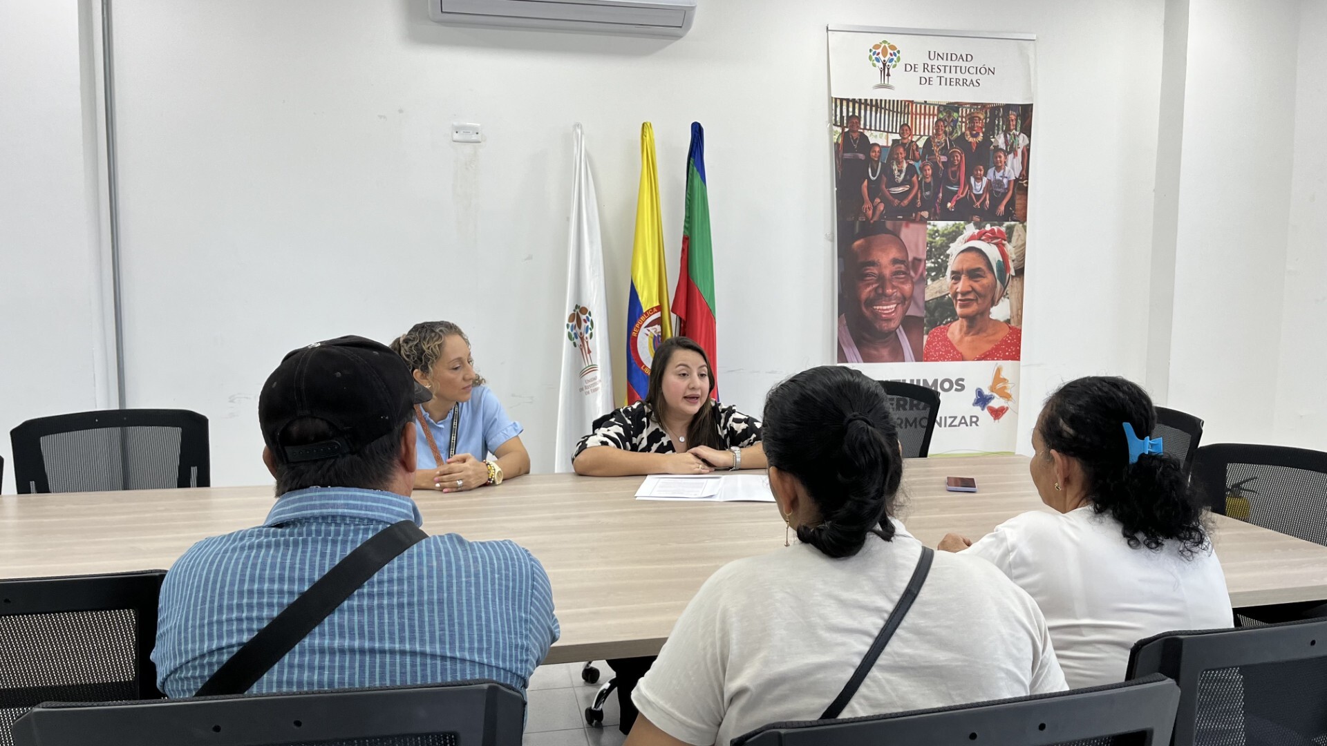 La Unidad entregó la resolución mediante la cual se reconoce la compensación a una mujer víctima de despojo y abandono forzado. La medida se adoptó luego de que el Tribunal Superior de Bogotá determinara que el predio reclamado no podía ser adjudicado por encontrarse en una zona de reserva forestal y protección ambiental. 