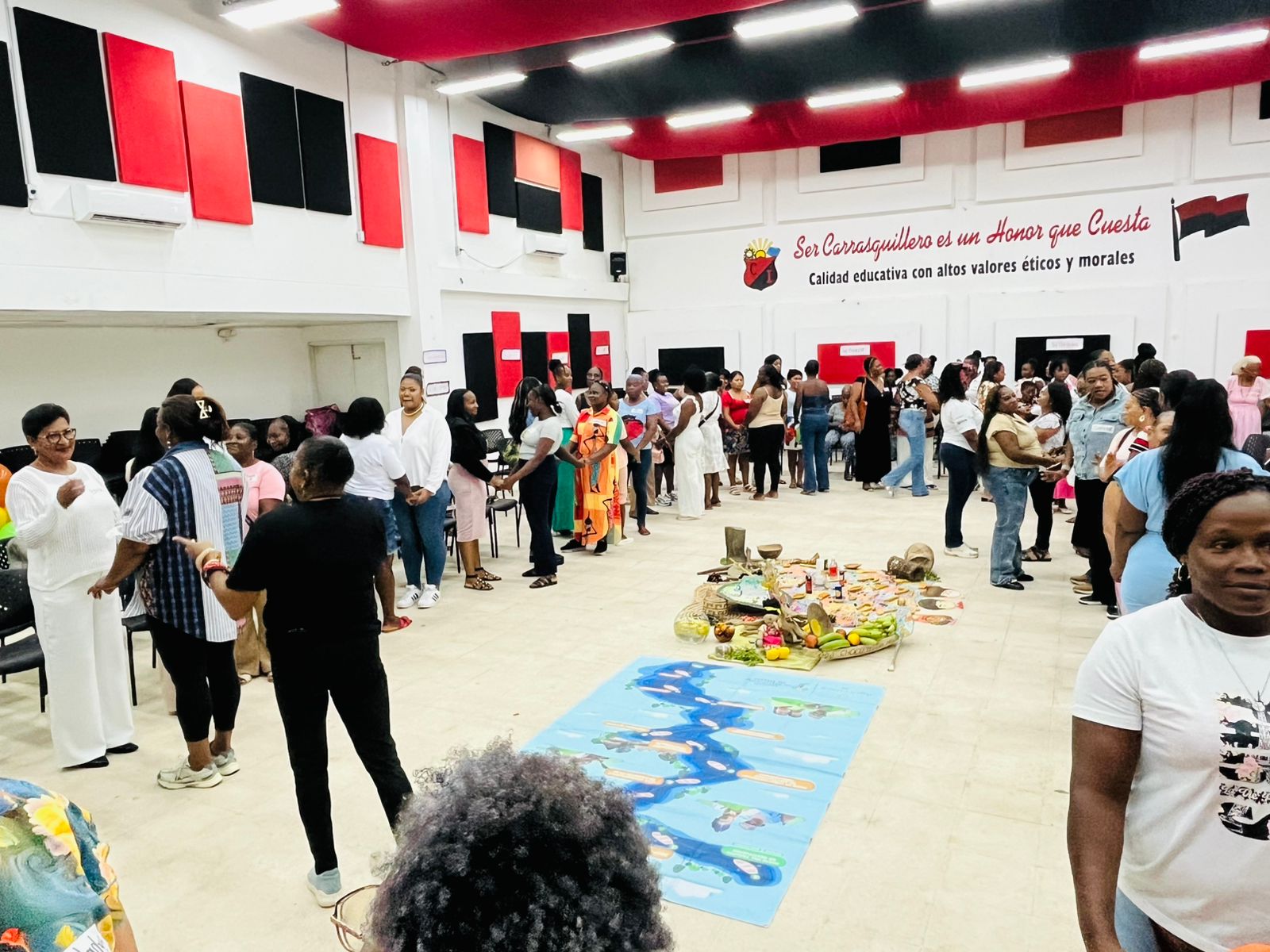 El encuentro “comadreando por la vida” reúne a líderesas y autoridades de distintos territorios del Chocó, para construir propuestas que fortalezcan la participación femenina en los procesos de restablecimiento de derechos étnico-territoriales.